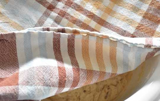 1. Этап. Пирожки, тающие во рту: 6. После накройте чистым полотенцем и поставьте в теплое место минут на 45-55.