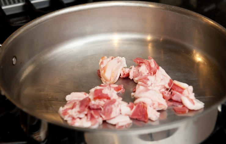 1. Этап. Стручковая фасоль с беконом: На сковороде обжарить кусочки бекона.