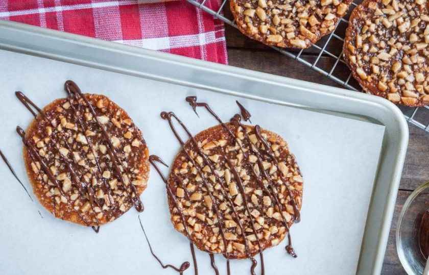 1. Этап. Миндально-шоколадное печенье: 10. Прикрепите к одному печенью второе и полейте тонкой струйкой шоколада. Подавайте печенье только после застывания шоколада.