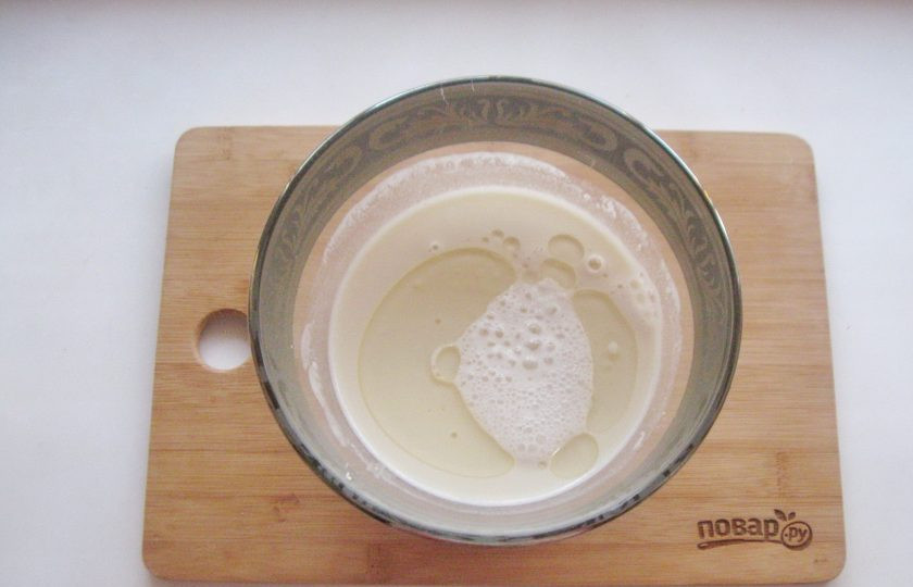 1. Этап. Блины без яиц на кипятке: Всыпьте соду погашенную уксусом или лимонным соком.