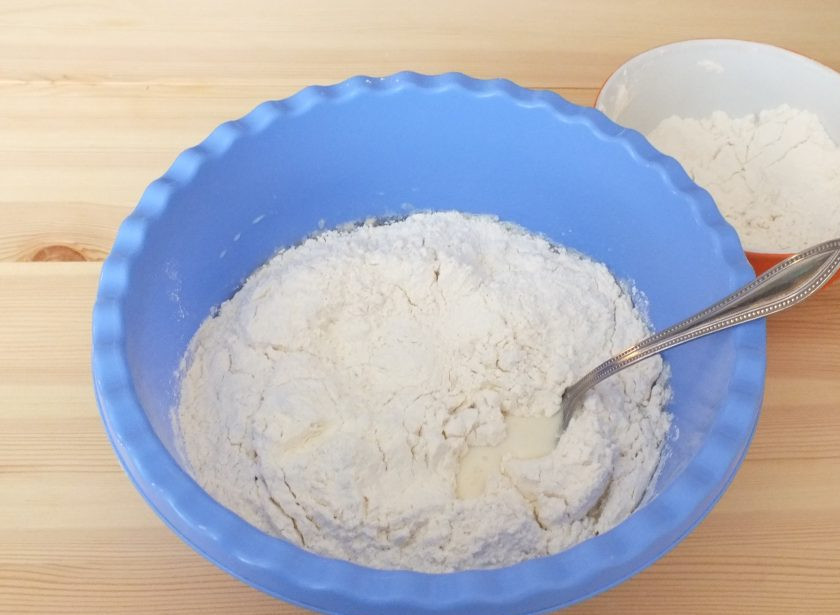 1. Этап. Милашино тесто: Добавьте половину муки и замешивайте с помощь ложки. Постепенно добавляя остальную муку. Когда станет рудно замешивать ложкой, обильно натрите мукой руки и замешивайте вручную.