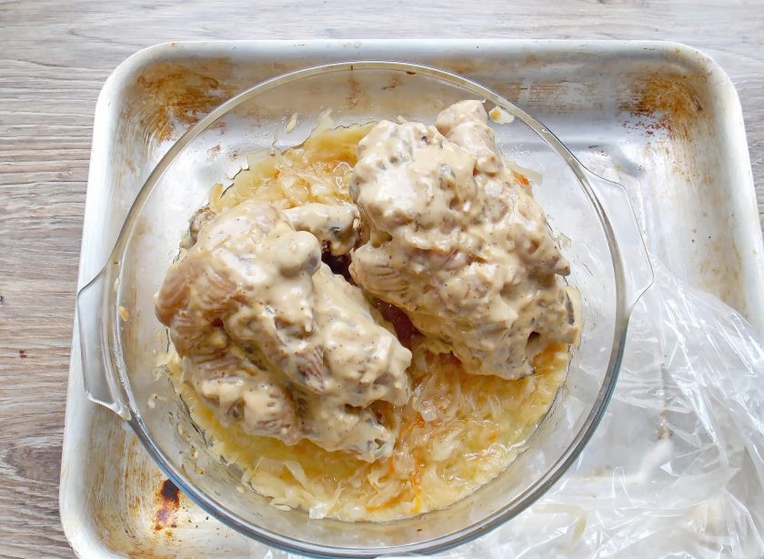 1. Этап. Свиные ножки с капустой: Извлеките из духовки и аккуратно, чтобы не обжечься снимите пакет. Переверните ножки другой стороной и обмажьте оставшейся массой со всех сторон.