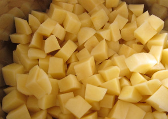 1. Этап. Картофель со свининой: 2. Через указанное время на противень можно добавлять уже и картошку, и специи. Перемешаем, чтобы овощи равномерно прожаривались и не пригорали, и продолжаем запекать при той же температуре.