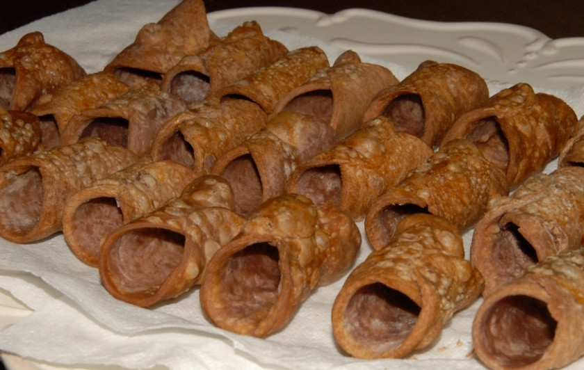 1. Этап. Итальянский десерт Канноли: 1. Для теста смешаем сухие ингредиенты: муку, корицу, обжаренные и перетертые почти в пыль орехи, сахар, какао. Перемешаем все тщательно. Затем добавим яйцо и масло без запаха, а также уксус и вино. Вымешаем гладкое тесто, заморозим его в морозилке хорошенько, а потом достанем, раскатаем и испечем трубочки при температуре в 190 градусов.