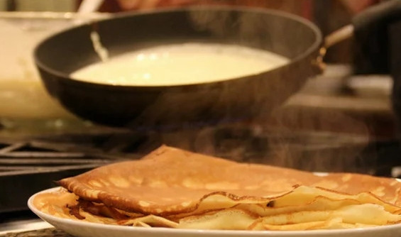 1. Этап. Французские блинчики на молоке: 4. Жарьте их с двух сторон до румяной корочки.