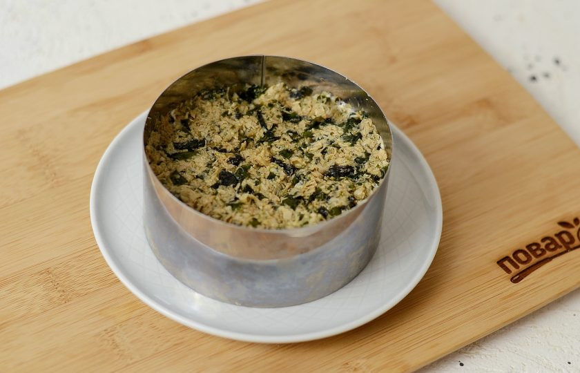 1. Этап. Вегетарианская Мимоза: Следующий слой сделайте из соевых кусочков и водорослей. Сверху добавьте измельченный репчатый лук.