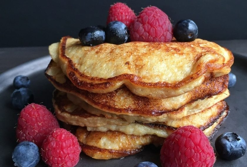 1. Этап. Оладьи с бананами: 3. Подавайте оладьи сразу после приготовления, украсив их свежими ягодами.