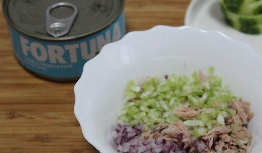 1. Этап. Фуршетная закуска с тунцом: В чашу выложить отцеженный тунец, сельдерей и очень мелко порезанный лук, Добавить лимонный сок и майонез - не должно быть сухо, но и не должно плавать. Перемешать. Откорректировать на соль-перец.