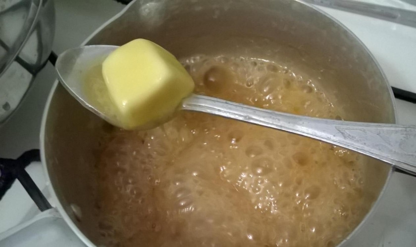 1. Этап. Щербет с арахисом: Потом в кастрюлю добавьте мёд и масло. Перемешайте сладкую массу. Она не должна растрескаться, если её капля попадёт в воду.