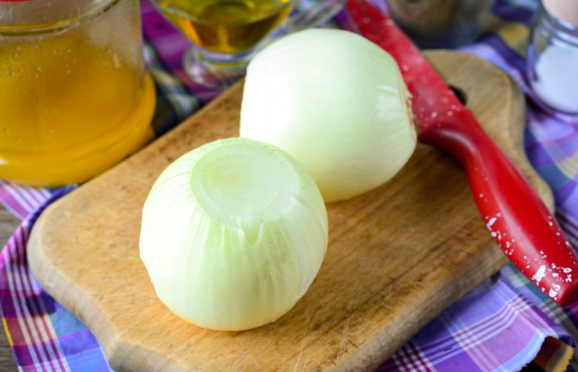 1. Этап. Луковый взвар: Почистите репчатый лук.