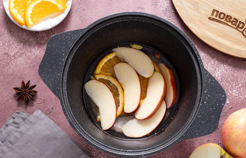 1. Этап. Глинтвейн классический: Добавьте фрукты в кастрюлю, доведите до кипения на сильном огне. Затем убавьте до небольшого.