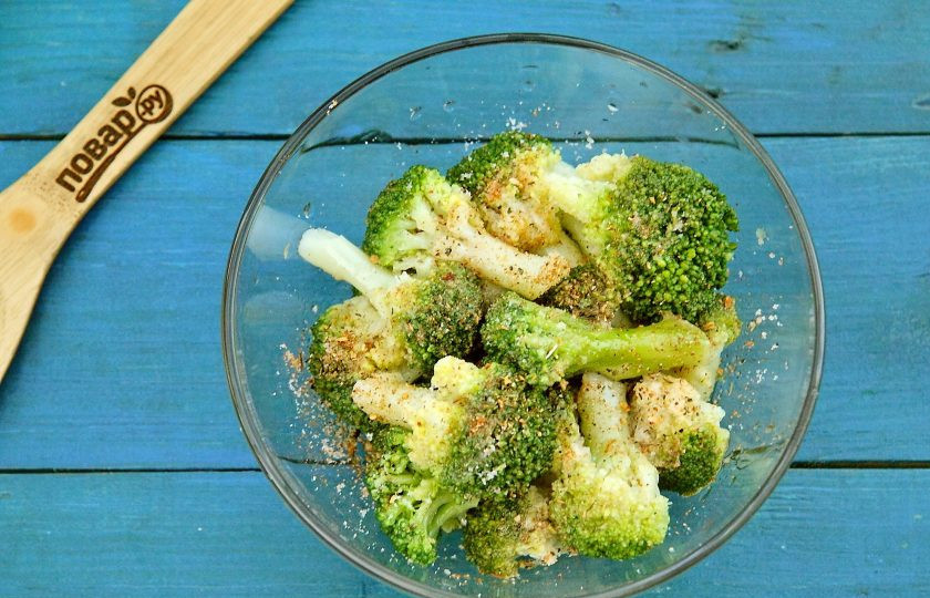 1. Этап. Брокколи на мангале: Поместите брокколи в глубокую миску, полейте оливковым маслом, посыпьте солью и специями по вкусу. Хорошо перемешайте и оставьте на 10-20 минут.