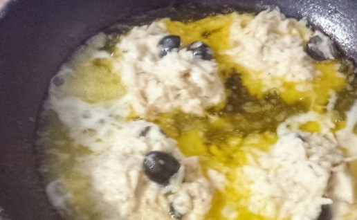 1. Этап. Хрустящие картофельные котлеты с маслинами: В большой сковороде на среднем огне разогреть половину оливкового масла и половину сливочного масла. Выкладывать картофельную массу частями, утрамбовывая их с помощью обратной стороны чайной ложки. Каждая котлета должна получиться где-то 1 см толщиной. Накрыть крышкой, Жарить по 3 минуты с каждой стороны. Добавлять оставшееся оливковое и сливовое масло по мере необходимости для дальнейших заходов. У меня получилось несколько заходов.