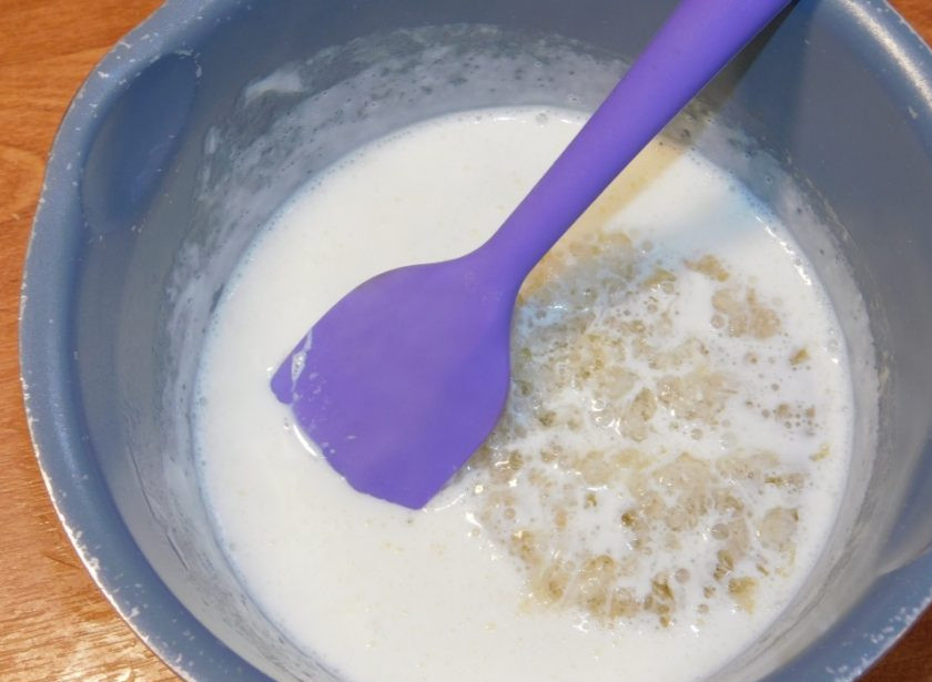 1. Этап. Торт Рандеву: Для приготовления шоколадного мусса замочите желатин в воде на 20 минут. Затем нагрейте до горячего состояния 100 мл. сливок и растворите в них набухший желатин.