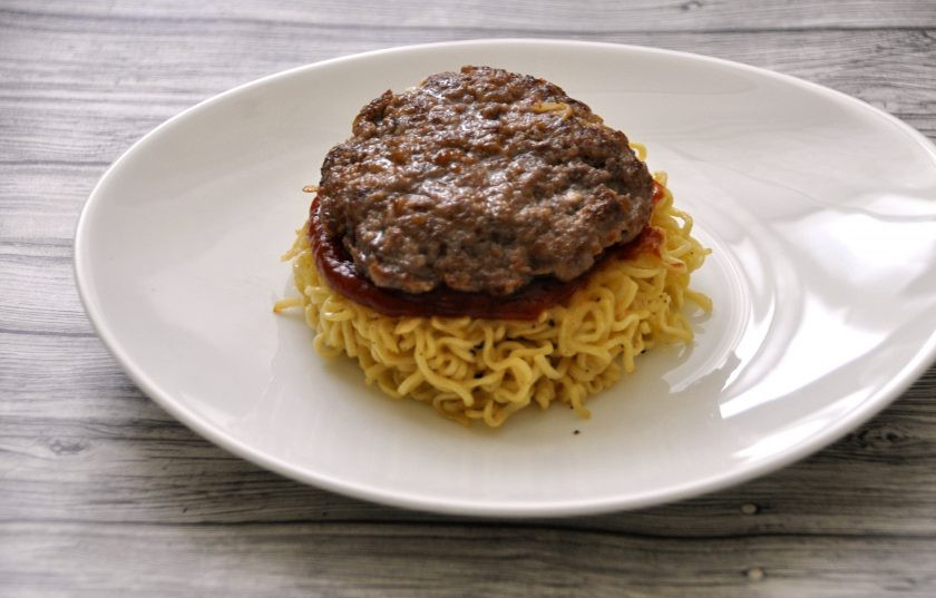 1. Этап. Рамен-бургер: Выложите на соус котлету-бургер.