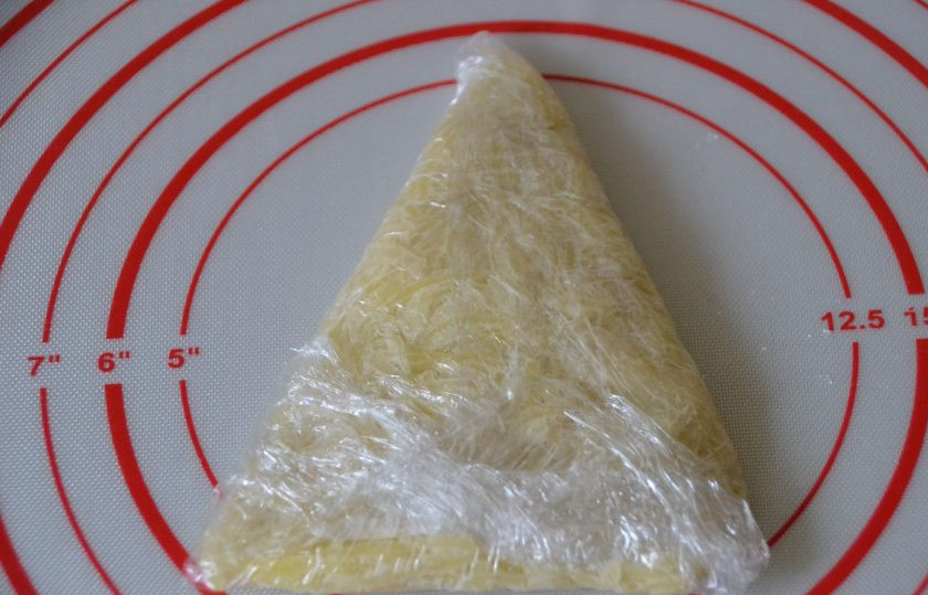 1. Этап. Хашбраун как в Макдональдсе: Оберните хашбраун пленкой со всех сторон, слегка уплотняя.