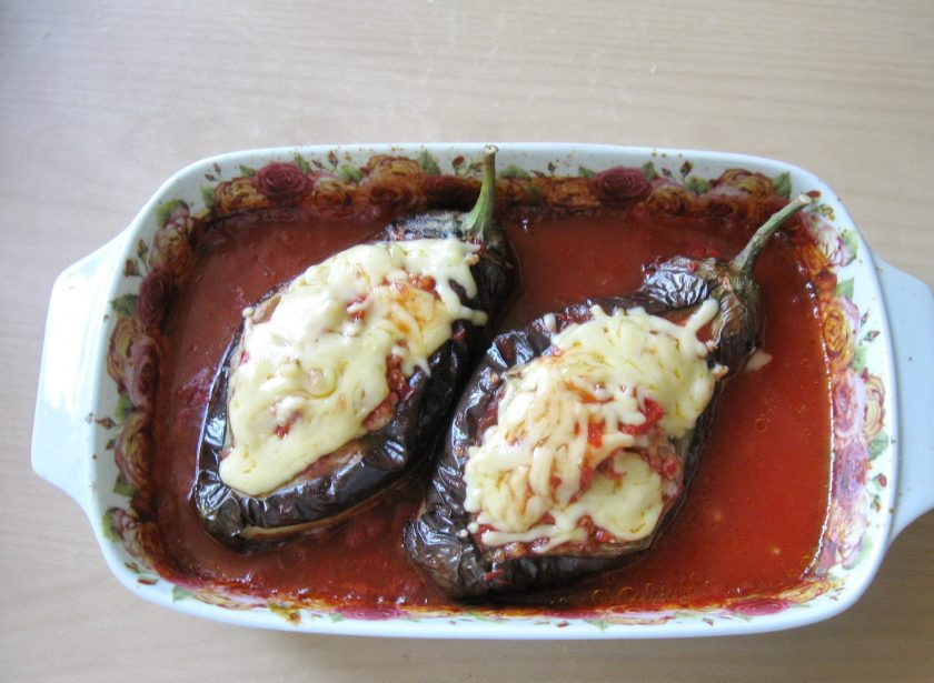 1. Этап. Баклажаны с фаршем в духовке: Держите баклажаны в духовке еще 5 минут, пока сыр полностью не расплавится.