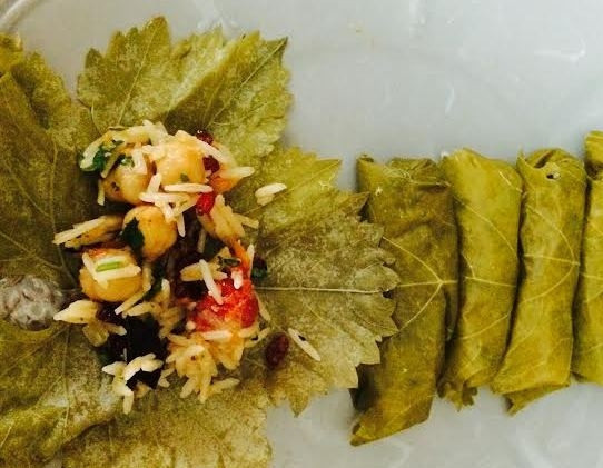 1. Этап. Овощная долма: В начинку ещё добавьте барбарис. Перемешайте. Заверните её в листья винограда.