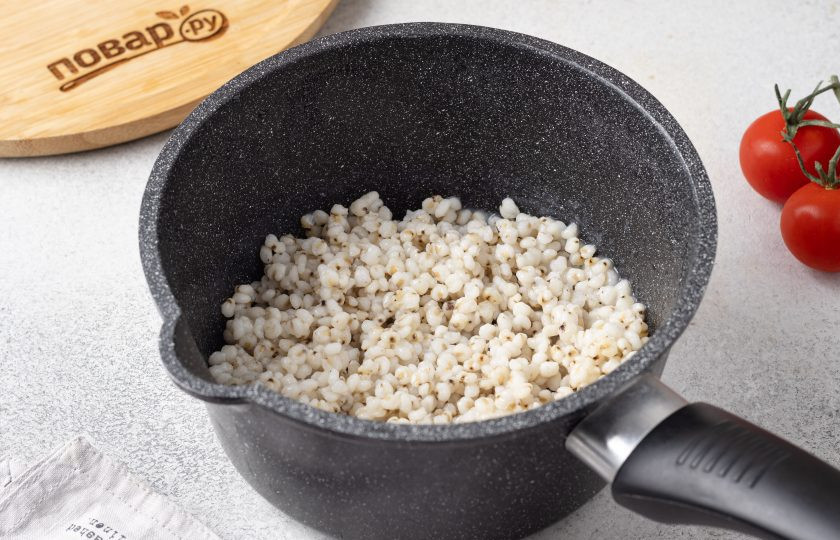 1. Этап. Сорго с грибами и овощами: После промойте сорго, переложите в кастрюлю и влейте чистую воду. Соотношение сорго и воды 1:3. Доведите до кипения, подсолите и варите на умеренном огне около 30-35 минут под крышкой.