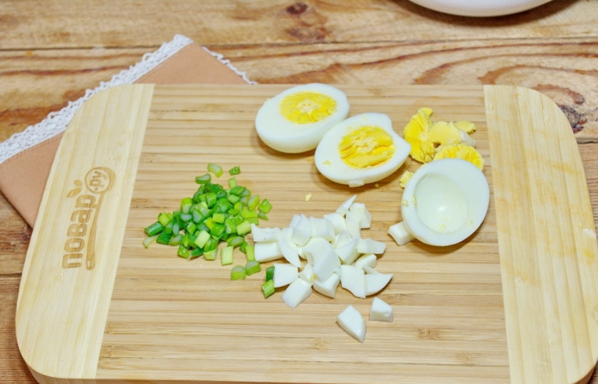 1. Этап. Ала-тоо: Отварите куриные яйца. Извлеките из вареного яйца желток, а белок нарежьте кубиком.