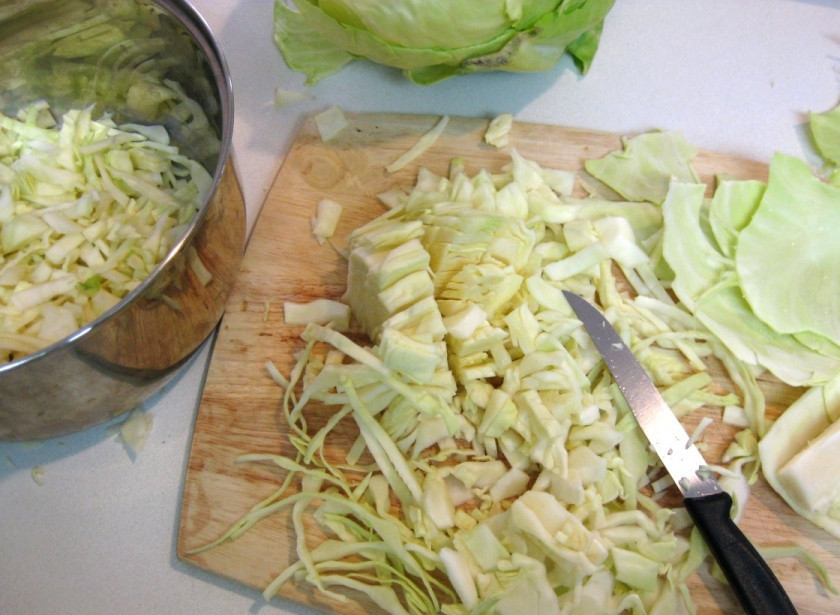 1. Этап. Постный суп из капусты: 2. Нашинкуйте капусту.