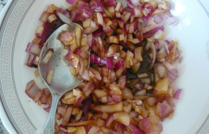 1. Этап. Селедка под шубой с гранатом: Заливаем лук соевым соусом и оставляем мариноваться 15 минут.