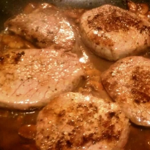 1. Этап. Медальон из говядины: Когда куриный бульон выпарится наполовину, в получившийся жидковатый соус возвращаем обжаренные медальоны. Уменьшаем огонь до минимума и тушим медальоны в соусе еще 5-7 минут до готовности мяса.