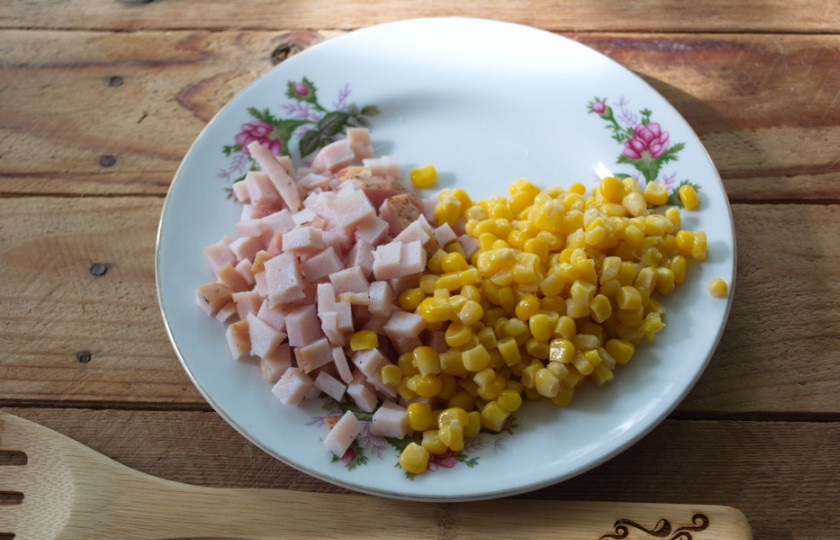 1. Этап. Салат из ананасов и кукурузы: Кукурузу достаньте из банки. Дайте стечь воде. Выложите на тарелку.