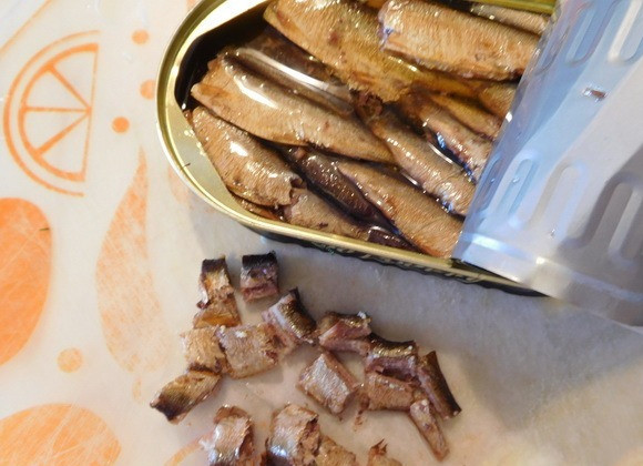 1. Этап. Салат со шпротами и яйцами: Режем зелень мелким штрихом. Шпроты достаем из масла и рубим чуть покрупнее. Соединяем все ингредиенты. Почти готово...