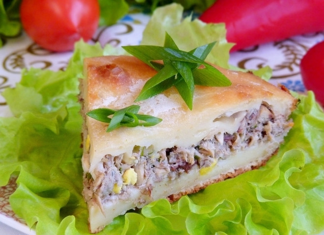 1. Этап. Заливной пирог с рыбой и яйцами: 8. Когда пирог будет готов, даем ему немного остыть, после чего нарезаем и подаем к столу. В разрезе он очень красиво смотрится. Лучше всего подавать его на листьях салата вместе со свежими овощами, которые великолепно играют на контрасте.