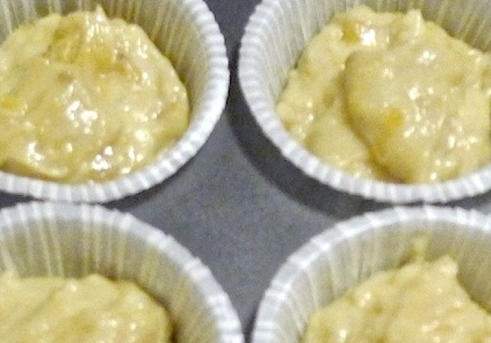 1. Этап. Банановые кексы: 7. Заполните каждую формочку на 2/3.