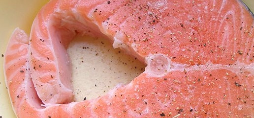 1. Этап. Рыба в сливочном соусе: Первым делом надо подготовить мясо рыбы. Стейк мы солим и перчим.