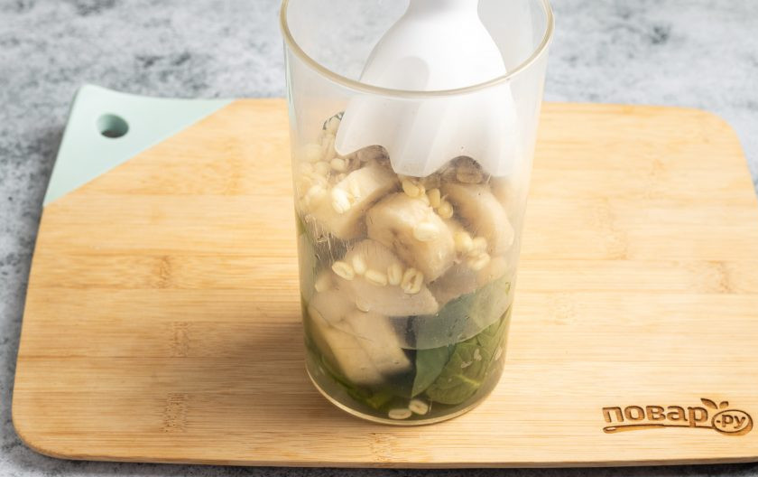 1. Этап. Смузи из пророщенного маша: Переложите в стакан для блендера шпинат и банан, добавьте пророщенный маш и сироп. Влейте воду и измельчите блендером до однородности.