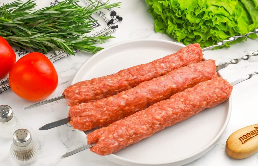 1. Этап. Гиждуванский шашлык: Разделите фарш на части и округлите в котлеты. Затем каждую котлету нанизайте на шампур и растяните пальцами, чтобы получились округлые люля-кебаб (шашлыки).