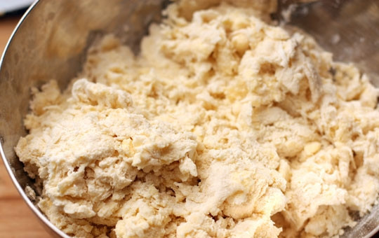 1. Этап. Тарт татен со сливами: В масляно-мучную крошку добавляем ледяную воду (около 100 мл), начинаем месить тесто.