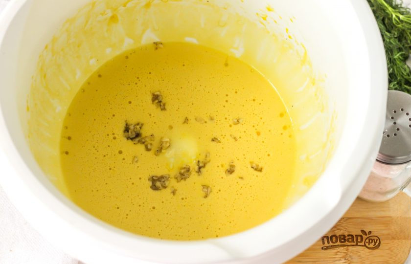 1. Этап. Соус Айоли от Джейми Оливера: Добавьте ее в емкость к взбитому соусу.