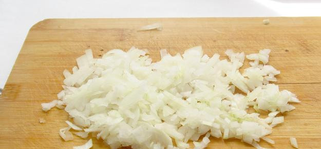 1. Этап. Люля-кебаб из куриного фарша: 2. Нарезаем мелко репчатый лук. Если вы взяли куриное филе, то из него нужно приготовить фарш. Я решила воспользоваться уже готовым фаршем.