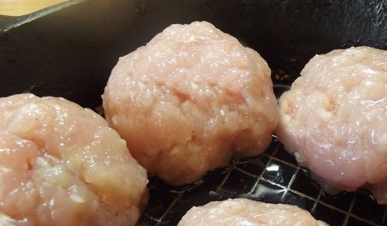 1. Этап. Котлеты из фарша индейки в духовке: Смазываем форму, в которой будем запекать котлеты, растительным маслом, выкладываем в неё сформированные котлеты. Не надо делать их маленькими, из данного количества продуктов можно сформировать 8-10 котлет. Ставим наши котлеты запекаться в разогретую до 180 градусов духовку на 30-35 минут.