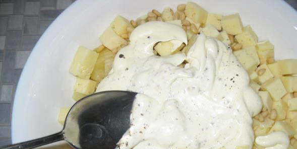 1. Этап. Салат из ананасов и копченой курицы: 5. Заправим майонезом, добавим специи по вкусу.