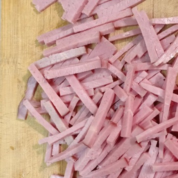 1. Этап. Мясной салат со свеклой: Говядину нарезать соломкой.