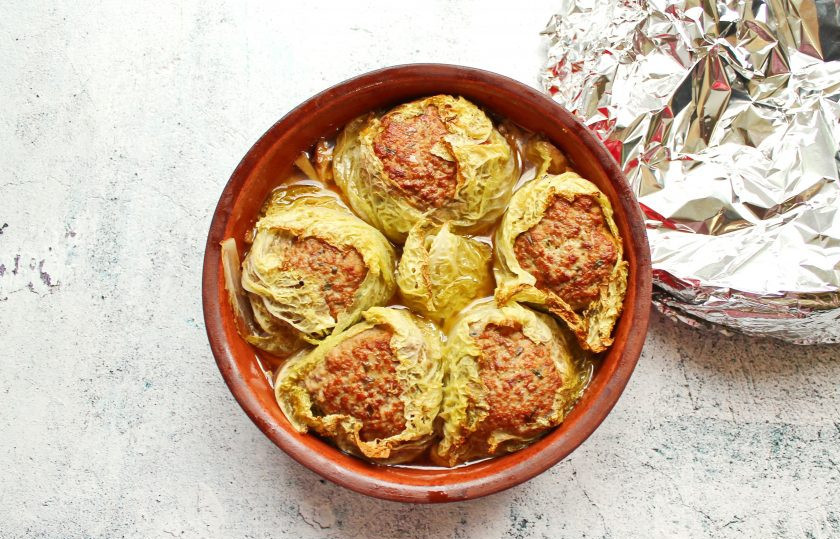 1. Этап. Тефтели Львиные головы: Накройте форму с тефтелями фольгой для выпечки, чтобы они не прикасались друг к другу. Запекайте тефтели «Львиные головы» в течение 30 минут при температуре 100 градусов. Спустя время достаньте форму с тефтелями и подавайте к столу.