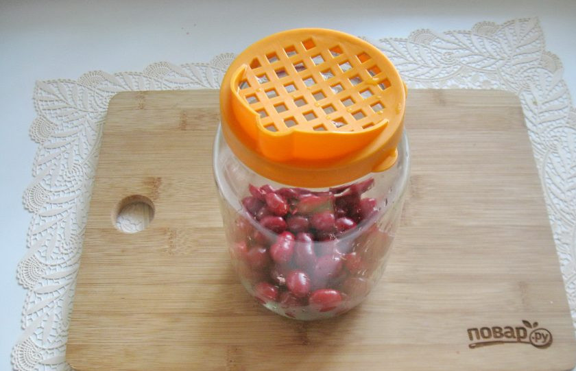 1. Этап. Кизиловый компот: После воду слейте в кастрюлю и снова доведите до кипения.