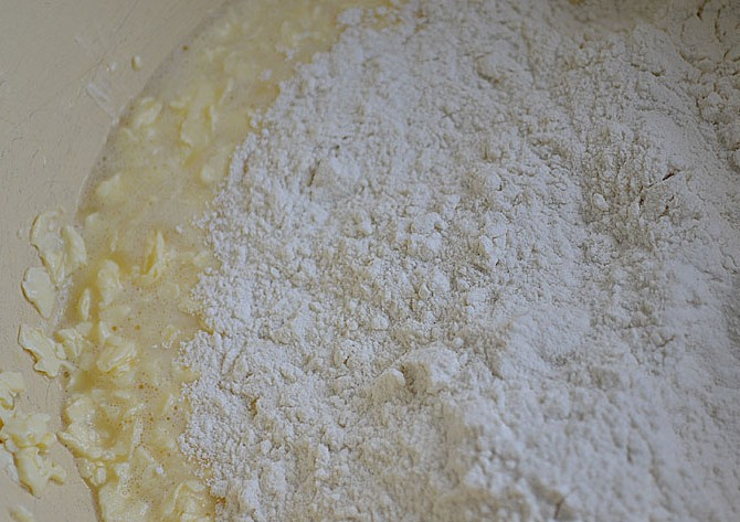 1. Этап. Лоранский пирог с курицей и грибами: В полученную массу добавляем холодную воду, соль и всыпаем муку.
