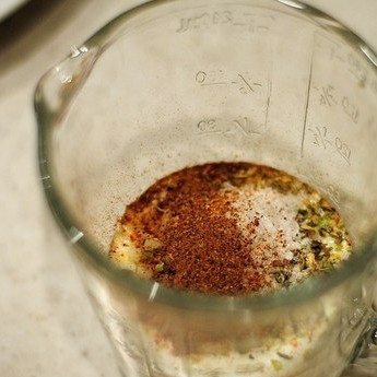 1. Этап. Маринованная в кефире курица с картофелем: Сперва делаем маринад. Для этого смешиваем кефир, мелко нарезанный чеснок и специи.