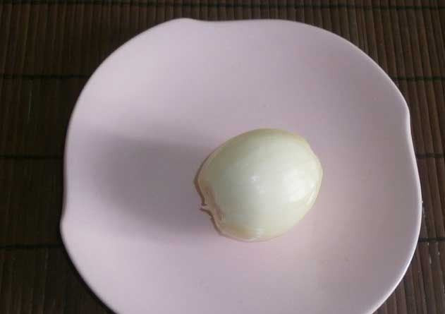 1. Этап. Холодец из утки: Чистим лук.