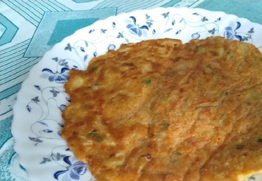 1. Этап. Кабачковые блинчики: Добавить муку с разрыхлителем, хорошо перемешать. Жарить блинчики на растительном масле под крышкой. Сковорода небольшая, блинчики получились 16 см в диаметре.