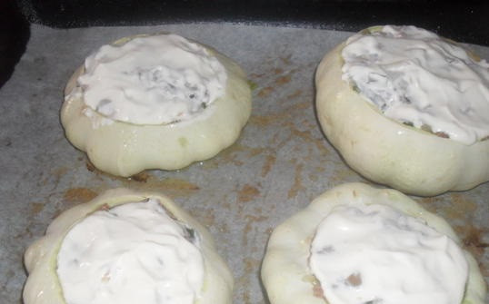 1. Этап. Патиссоны, фаршированные грибами: Сверху смазываем сметаной.