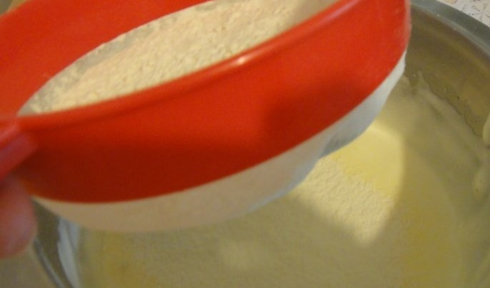 1. Этап. Быстрый бисквитный рулет: Муку, ванилин, разрыхлитель соединить и просеять к взбившимся яйцам.