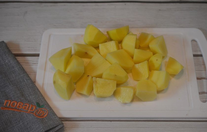 1. Этап. Домашнее жаркое с ребрышками и картофелем: 5. Картофель почистите. Мелкий оставьте целиком, крупный порежьте.