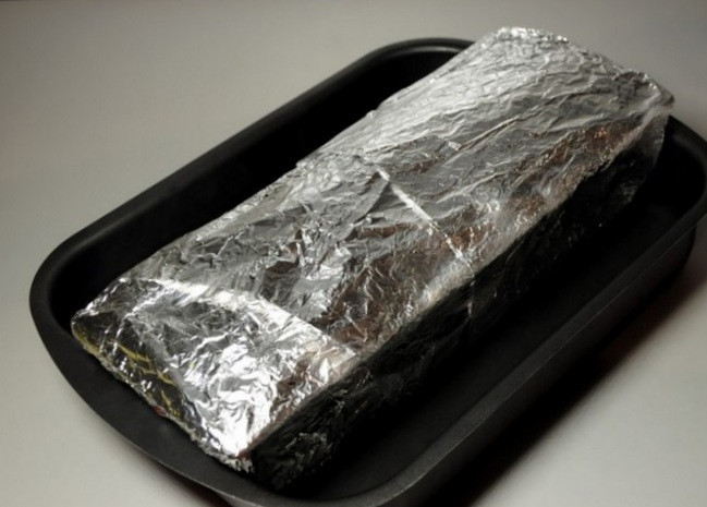 1. Этап. Террин из куриной печени: Поместите печеночный террин в противень с высокими бортами, заполненный горячей водой таким образом, чтобы она доходила до средины боков формы с блюдом. В таком виде поместите все в духовку и запекайте на протяжении 100 минут при температуре около 190 градусов.